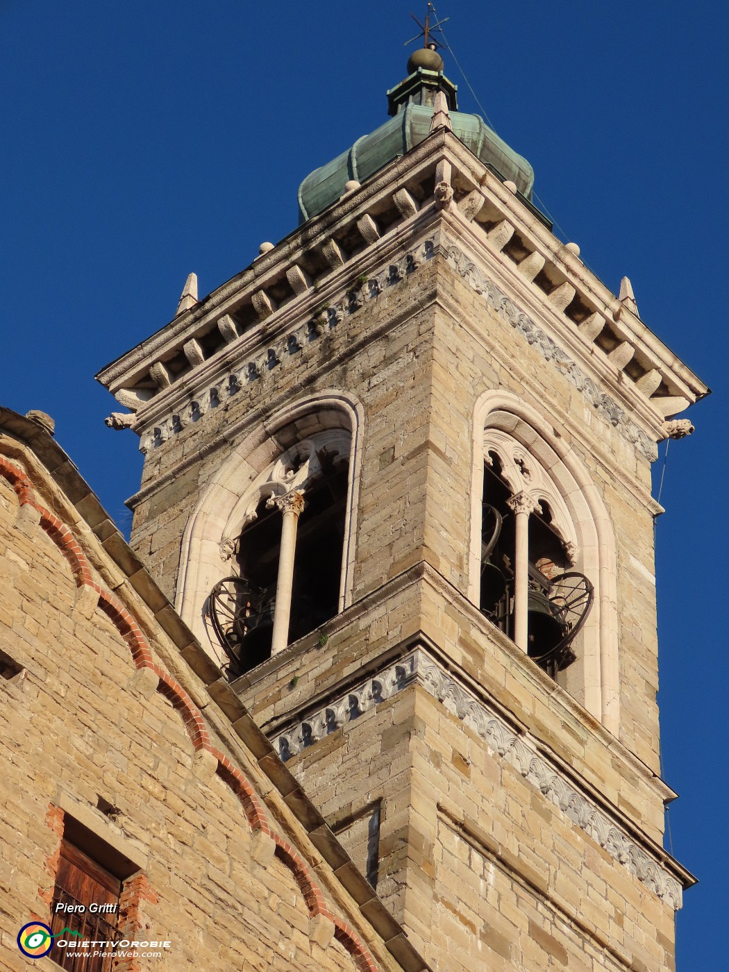 48 Santa Maria Maggiore, zoom sulla sommita del campanile.JPG